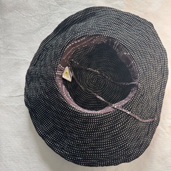 Wallaroo Scrunchie Black and White Women's Wide Brim Hat - Picture 5 of 9